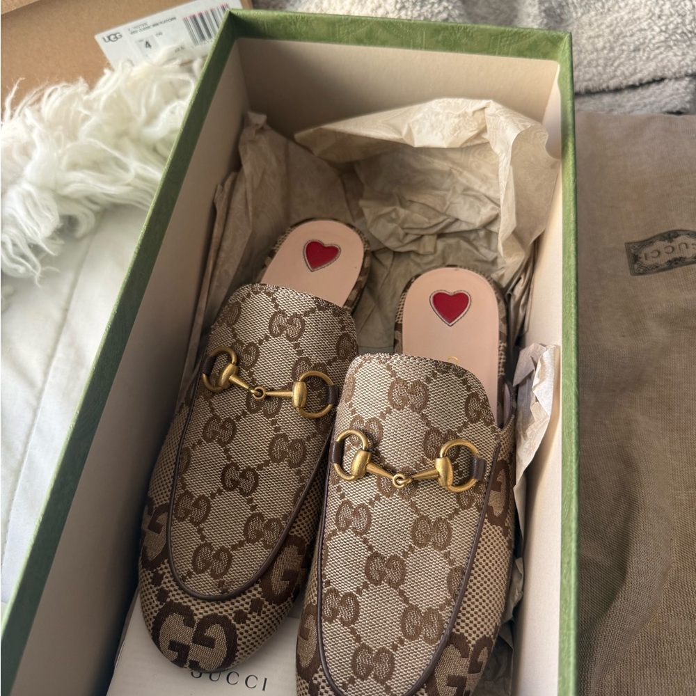 Gucci Beige Monogram with Gold Accents super classic , original can proof